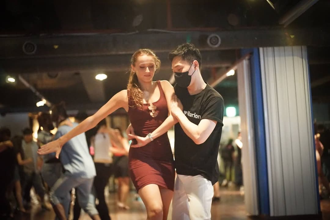 그저 팔만 뻗었을 뿐인데 숨막힘 — 그녀에게 스타일링이란 무엇인가