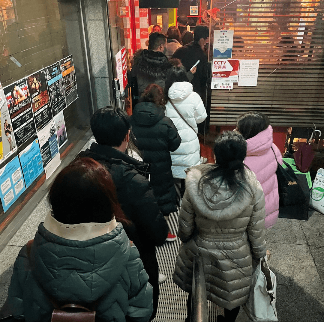 코로나 시대의 토요일 6시 강남…이제는 추억이 되어버린 나맘보 사전예약자 입장줄. 9시면 뿔뿔이 흩어져야 했지만…그래도 그때도 찢었다!!! 이것이 불과 올해 1월의 풍경.